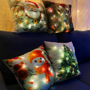 Dale un toque festivo y acogedor a tu hogar con esta colección de fundas de cojín navideñas con luces LED. Con diseños encantadores y festivos, estas fundas transformarán instantáneamente cualquier espacio.